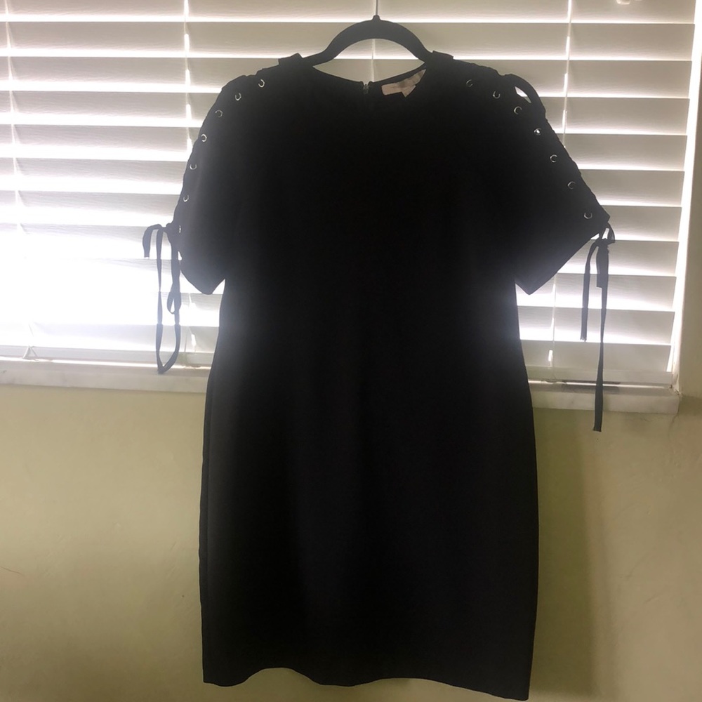 Black dress Jewel neck, grommet tie short sleeve